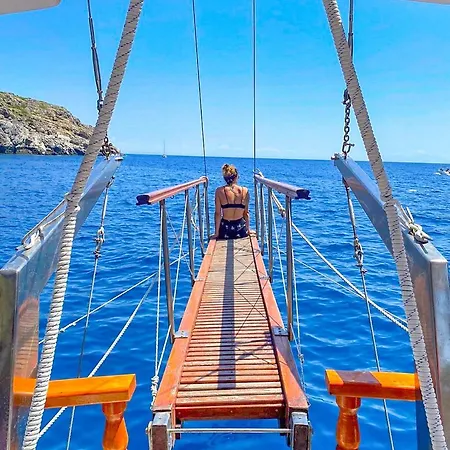 ספינת מלון Royal Sailing Rhodes עיר רודוס